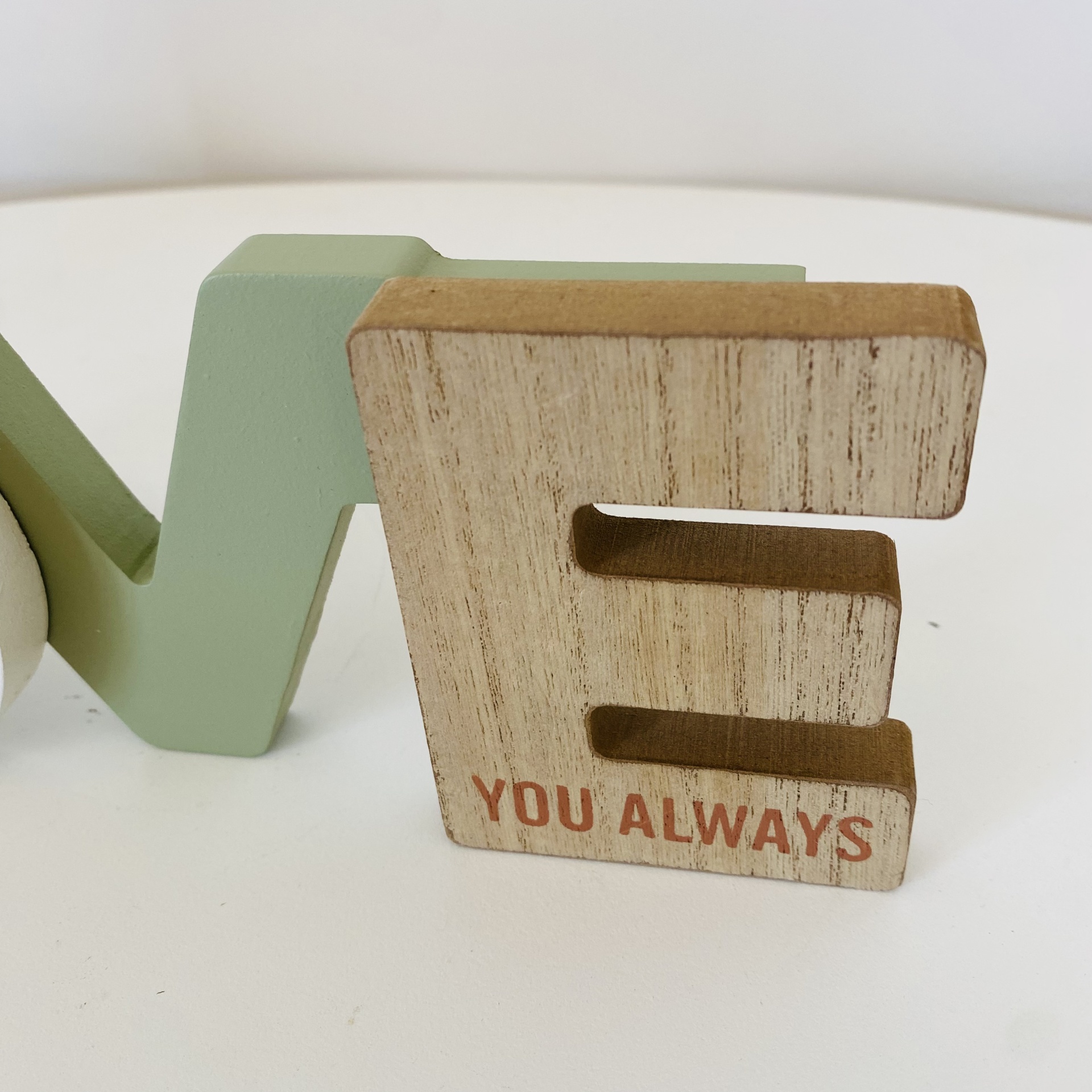 Letra decorativa de madeira com frase 'YOU ALWAYS'