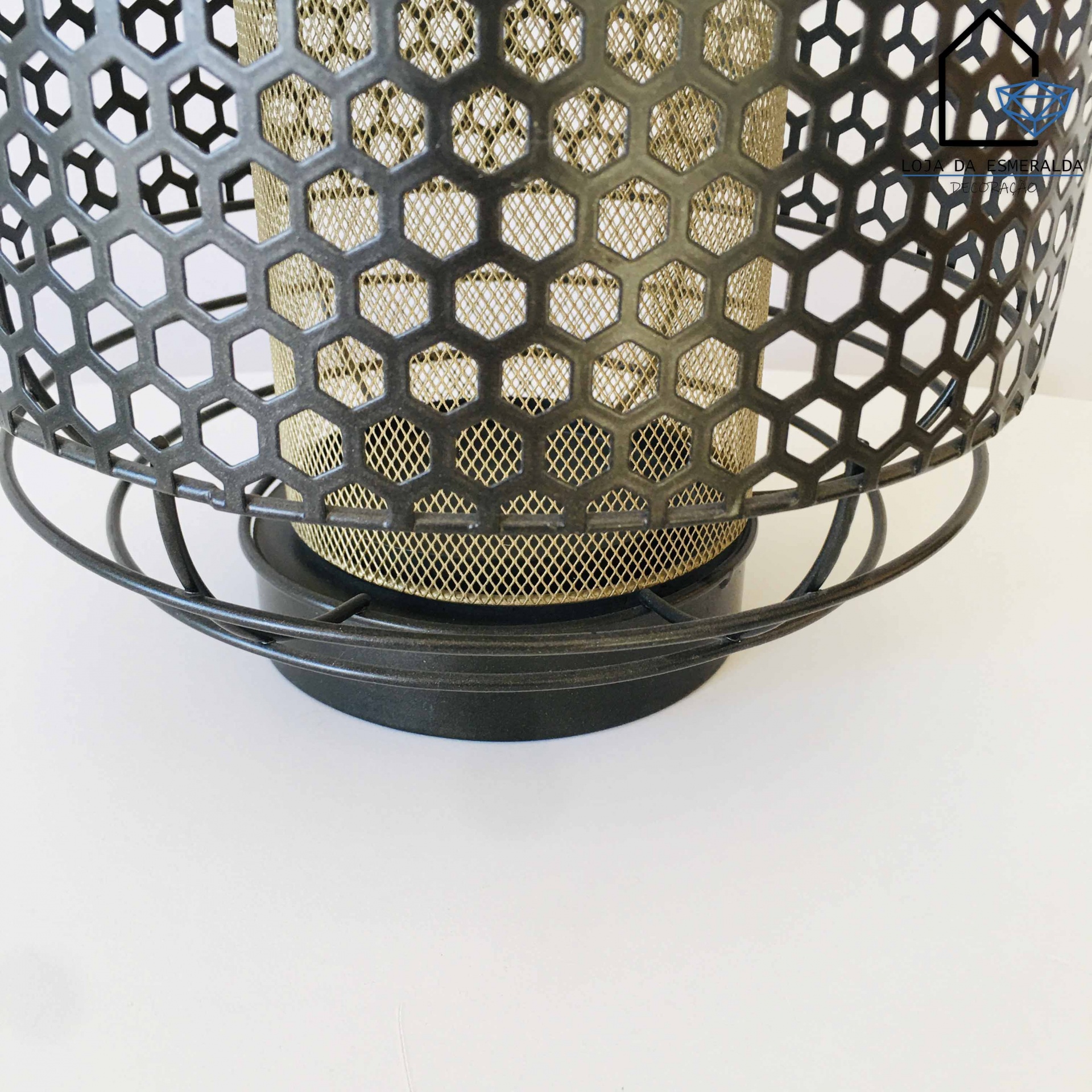 Luminária metálica preta com padrão hexagonal e filtro interno dourado
