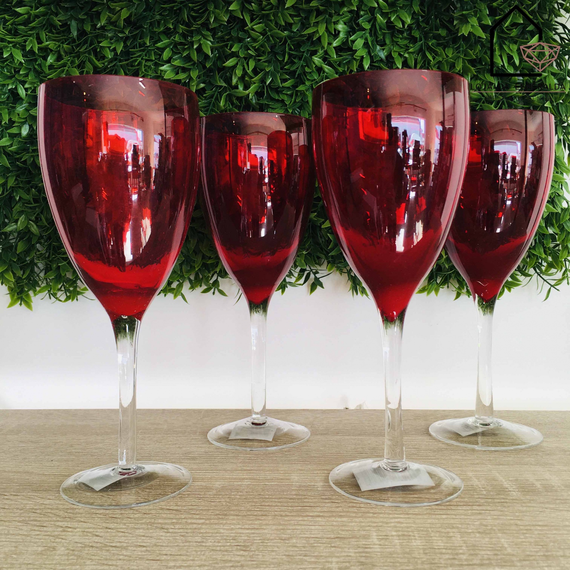 Conjunto de quatro taças de vidro vermelho com hastes transparentes