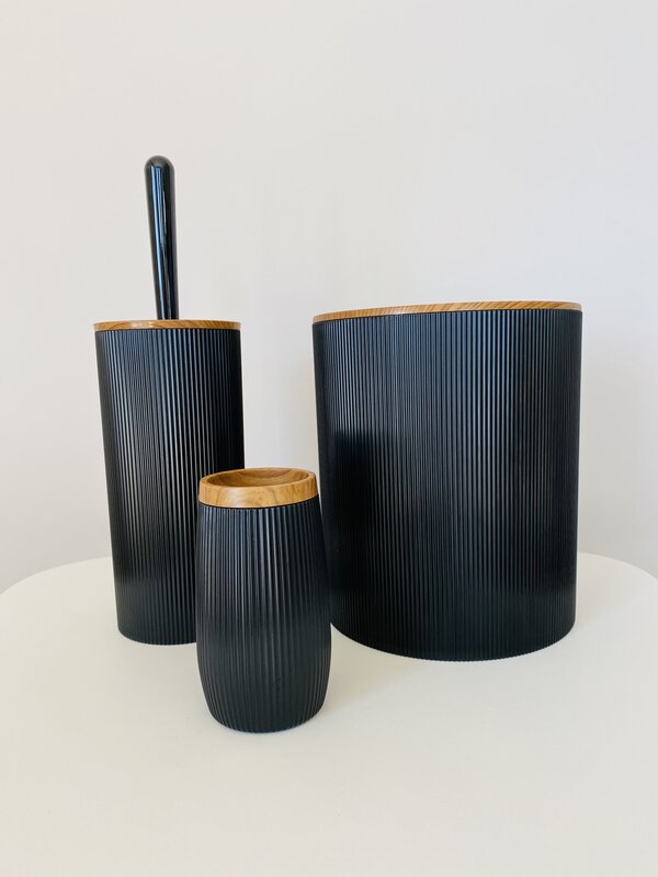 Conjunto preto com textura estriada e detalhes em madeira para casa de banho