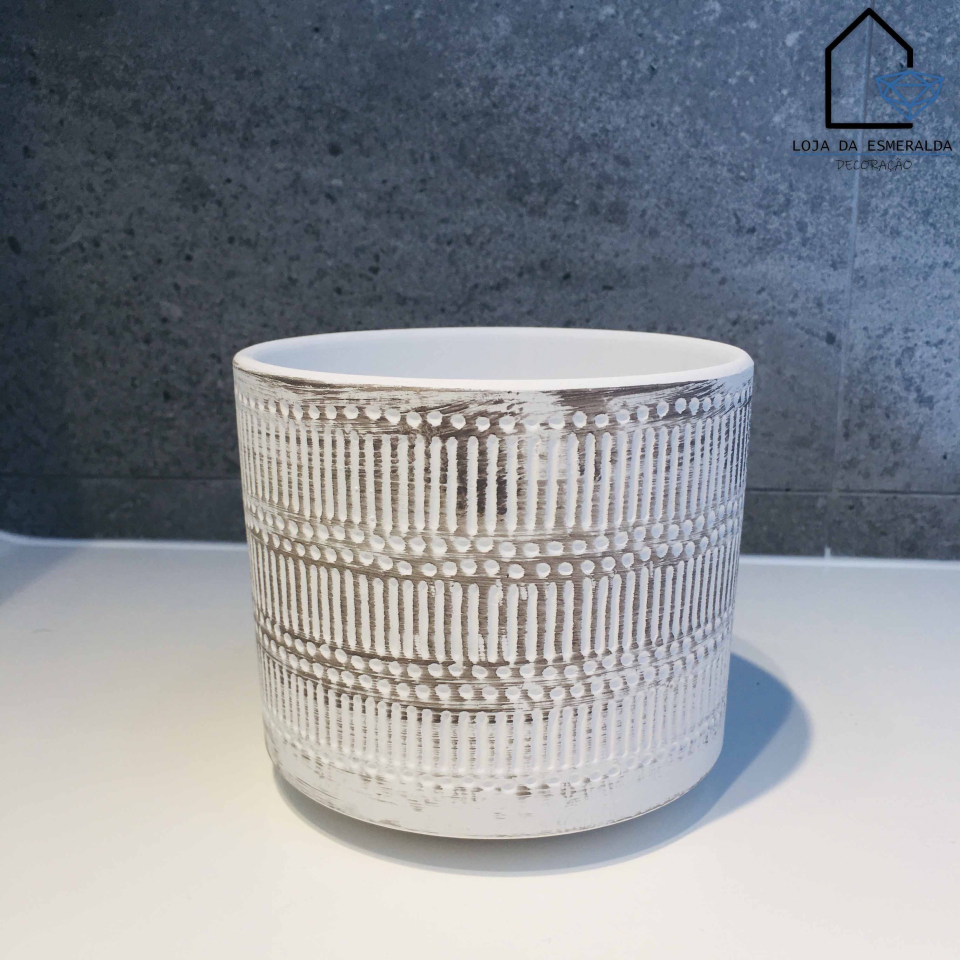 Vaso de cerâmica branco com padrões cinza em relevo