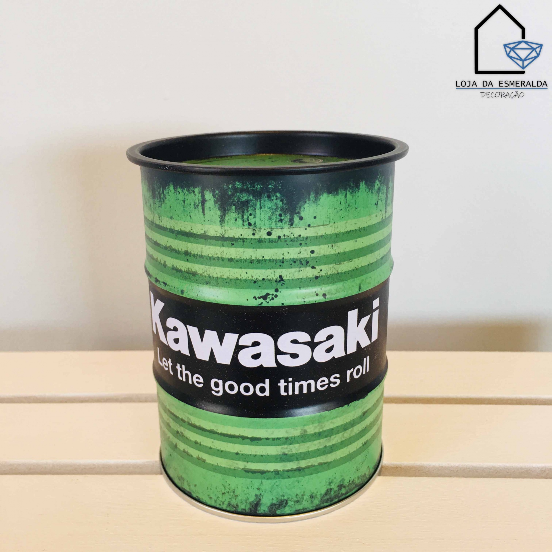 Lata decorativa verde e preta com texto 'Kawasaki let the good times roll'