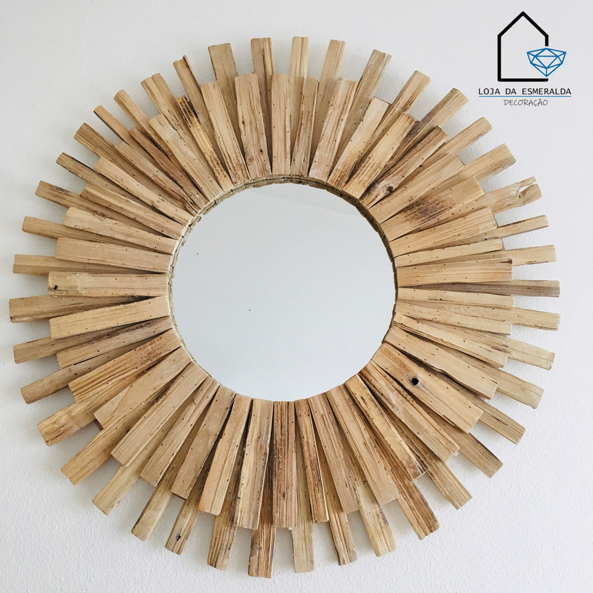 Espelho redondo com moldura de madeira rústica em padrão solar