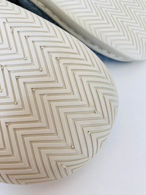 Sola de calçado branca com padrão de ziguezague