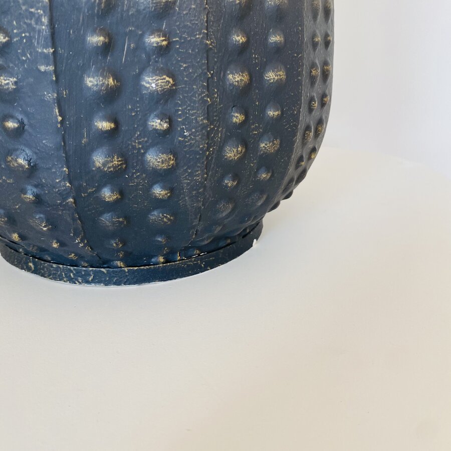 Pote cerâmico azul escuro com textura e acabamento envelhecido sobre fundo branco