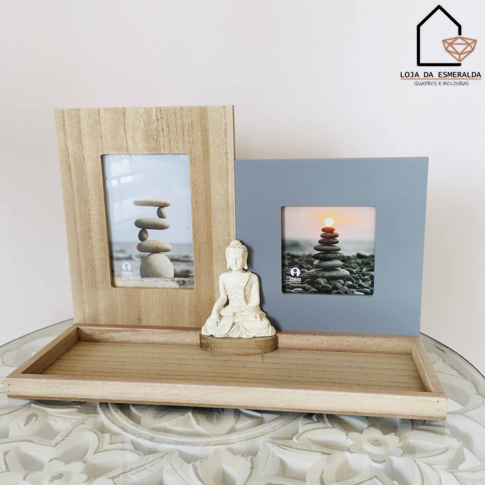 Porta-retratos de madeira com imagem de pedras empilhadas e figura de buda sobre base de madeira