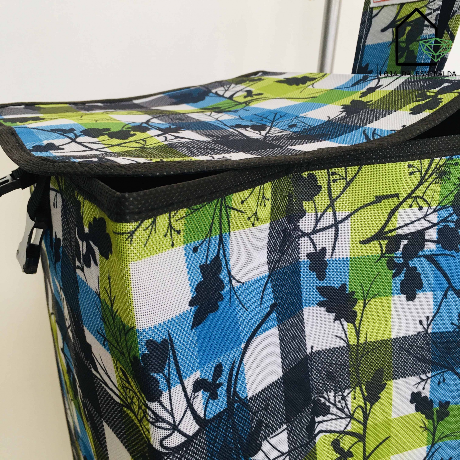 Caixa ou bolsa de armazenamento com padrão xadrez azul, verde e branco com folhas pretas