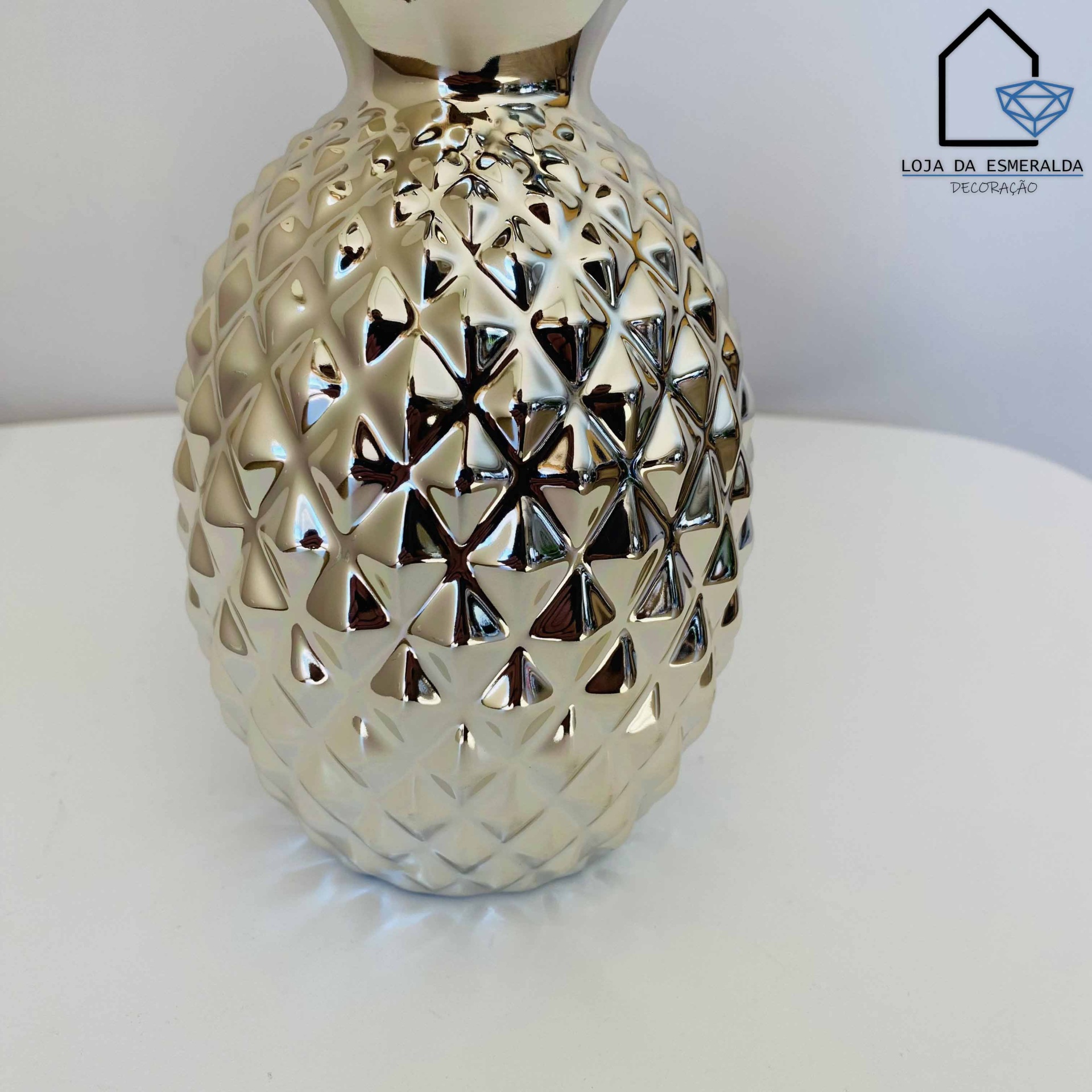 Pinha decorativa dourada em cerâmica com textura triangular e acabamento espelhado