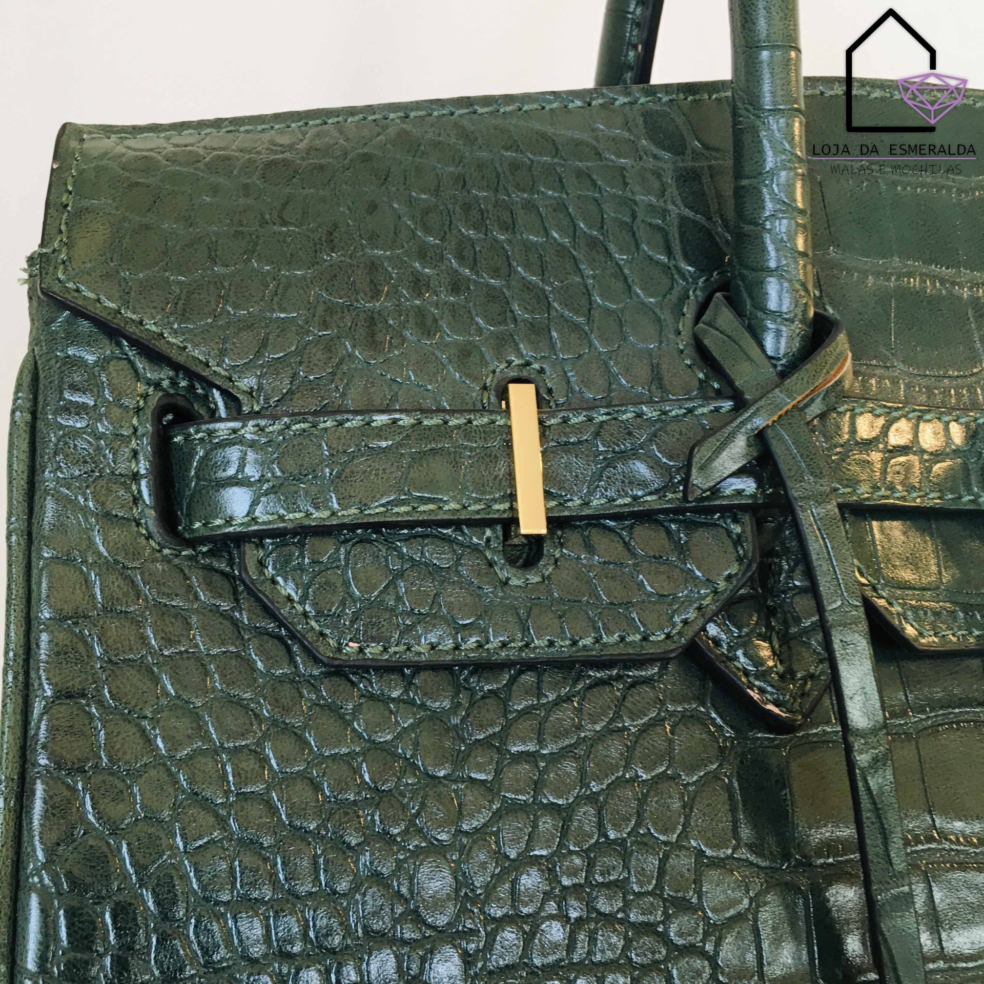 Mala de mão verde com textura de crocodilo e fecho dourado