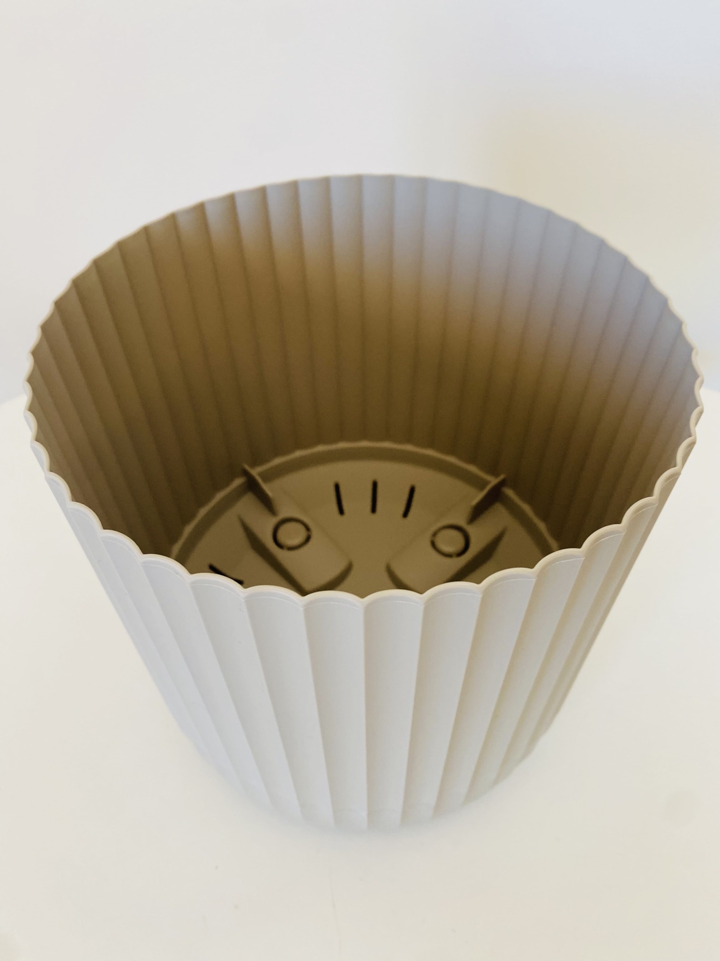 Vaso de plástico cinzento claro canelado visto de cima