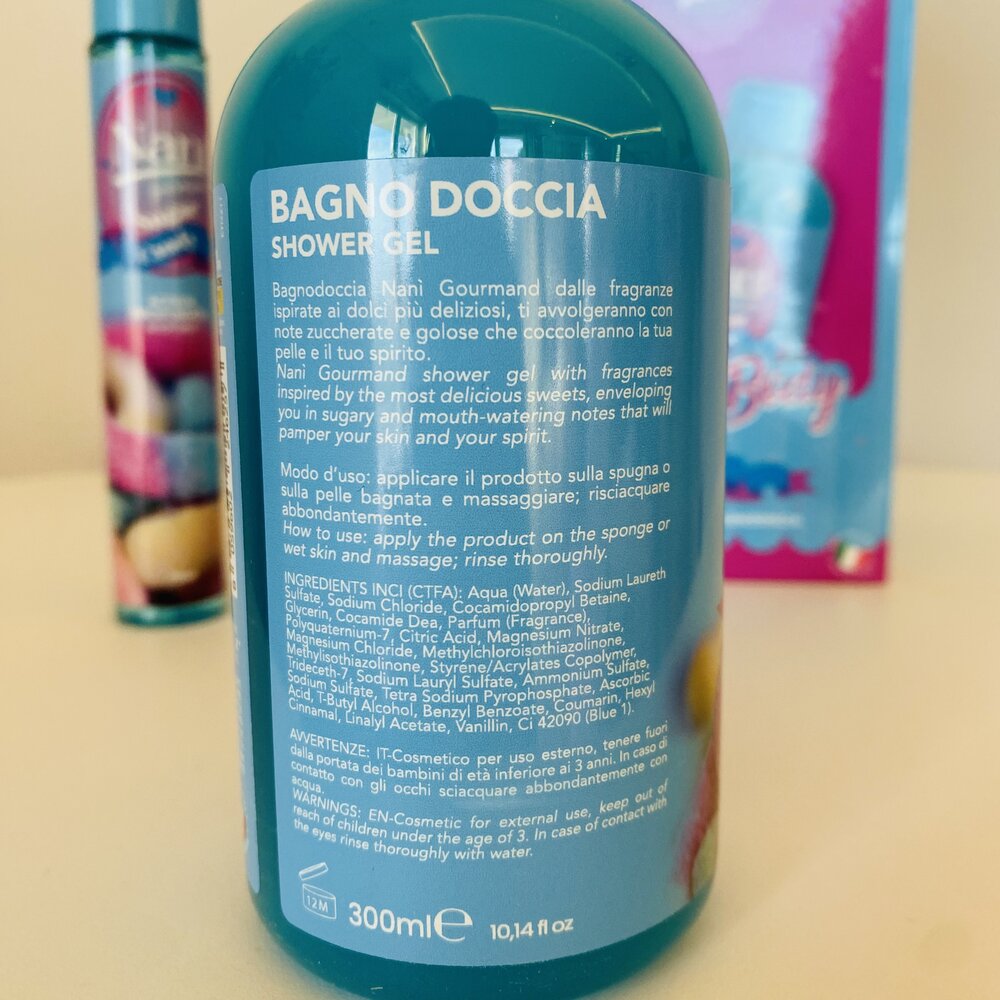Frasco azul de gel de banho e duche com rótulo azul escuro e texto em italiano e inglês