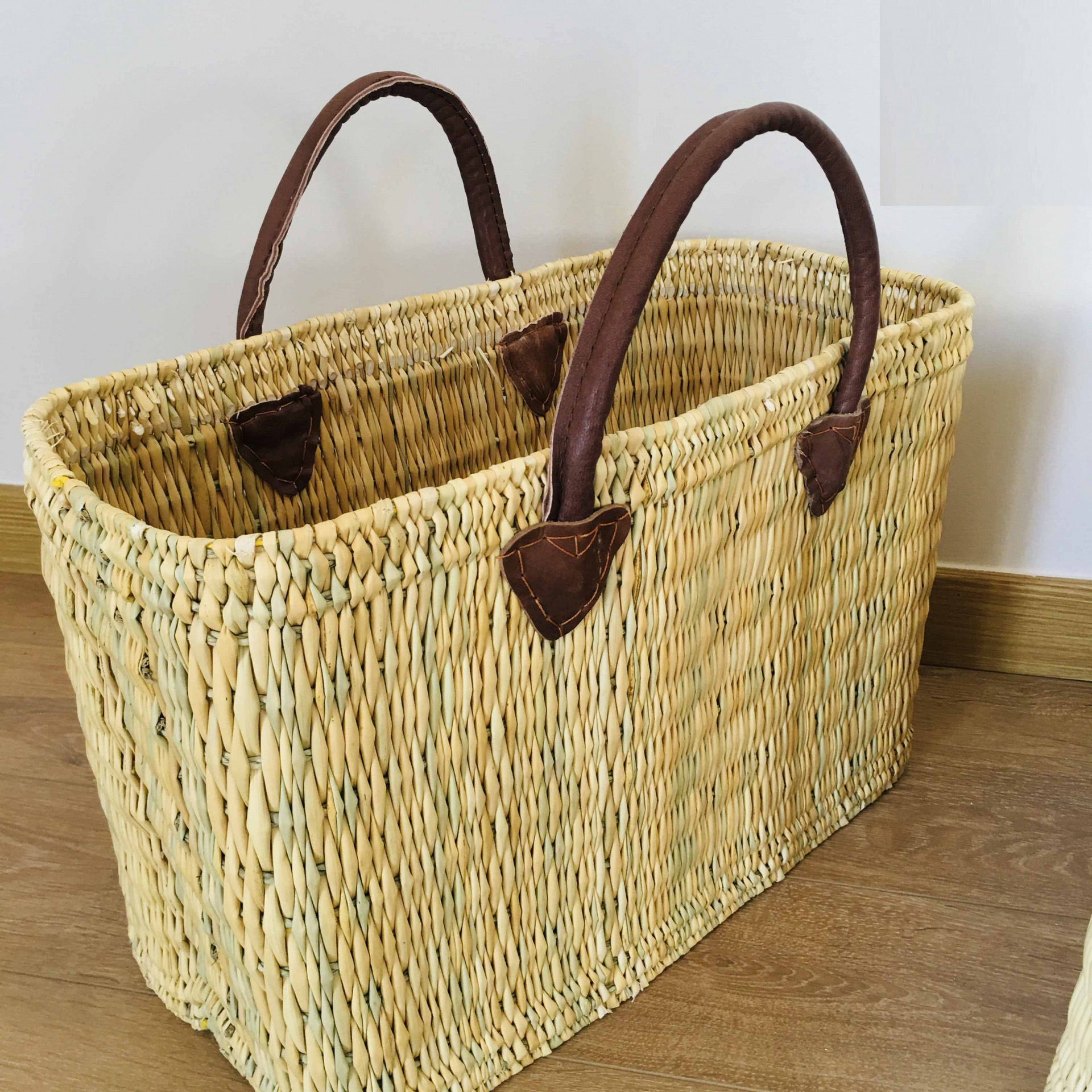 Cesto de palha com alças de couro castanho