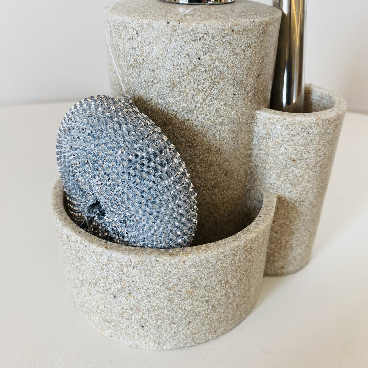 Utensílios em pedra bege com suporte para esponja metálica