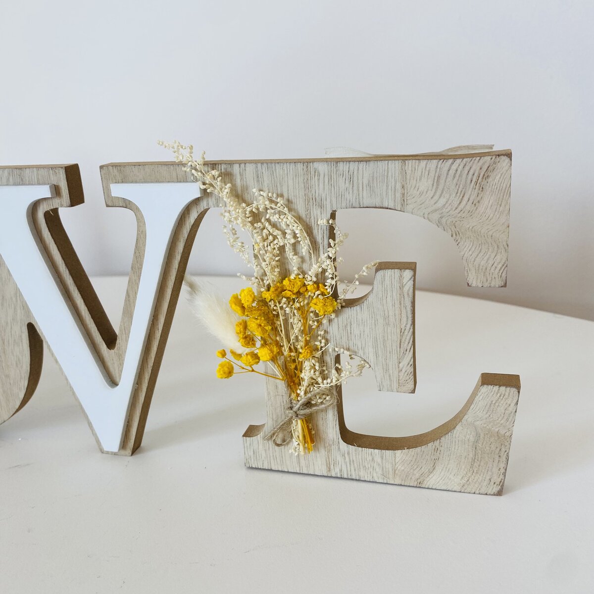 Letras decorativas VE em madeira com flores secas