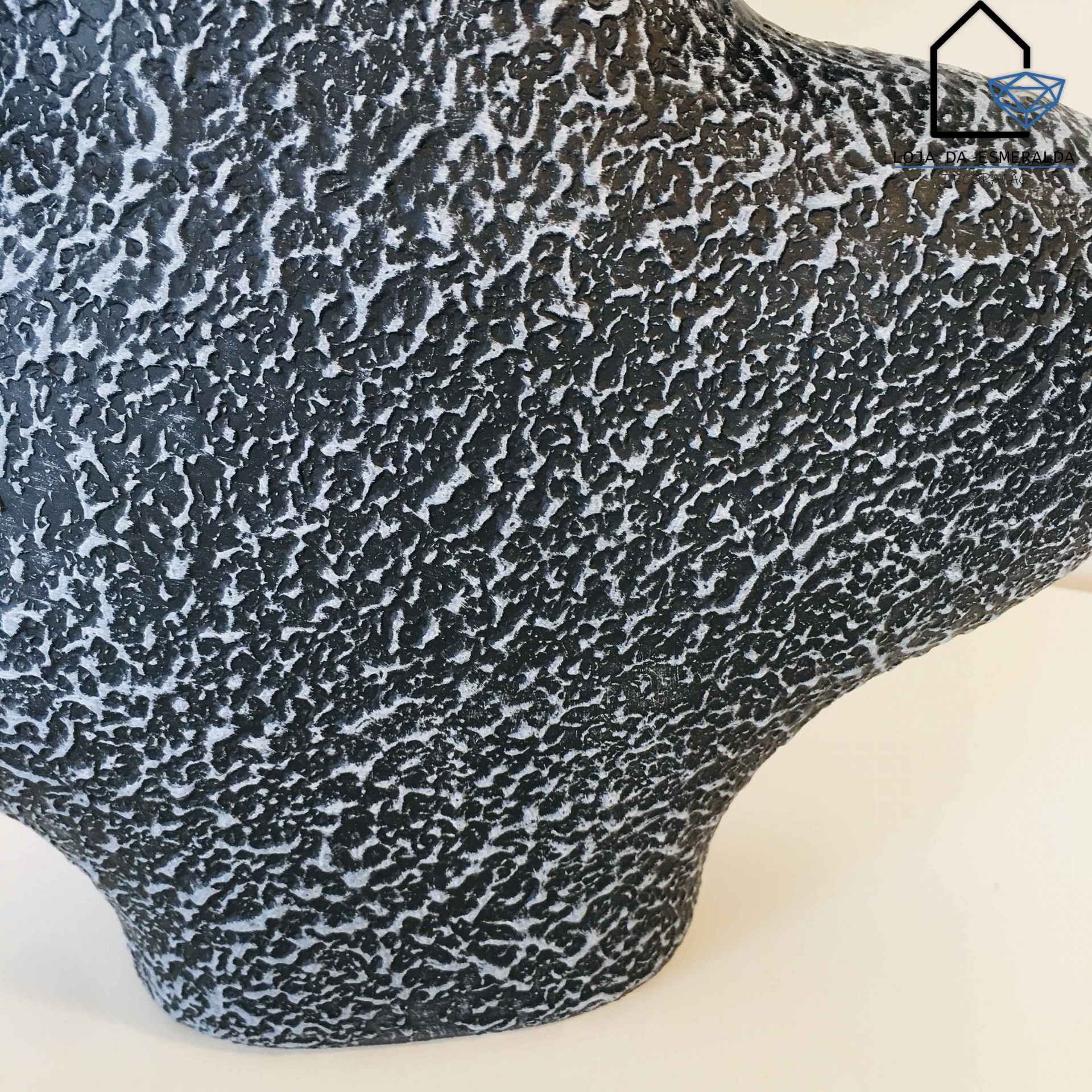 Base de vaso texturizada preto e cinzento sobre fundo branco