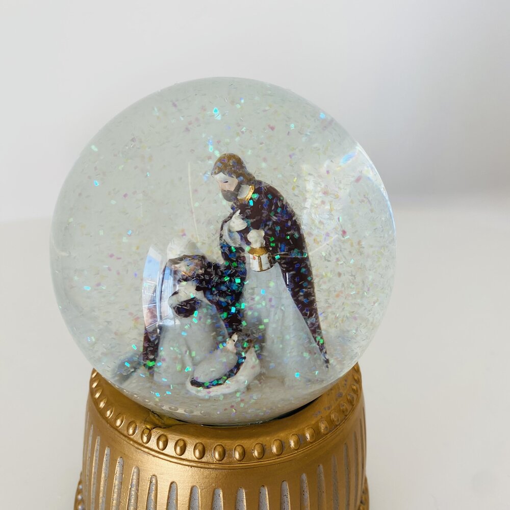 Globo de neve com Sagrada Família e purpurina holográfica com base dourada