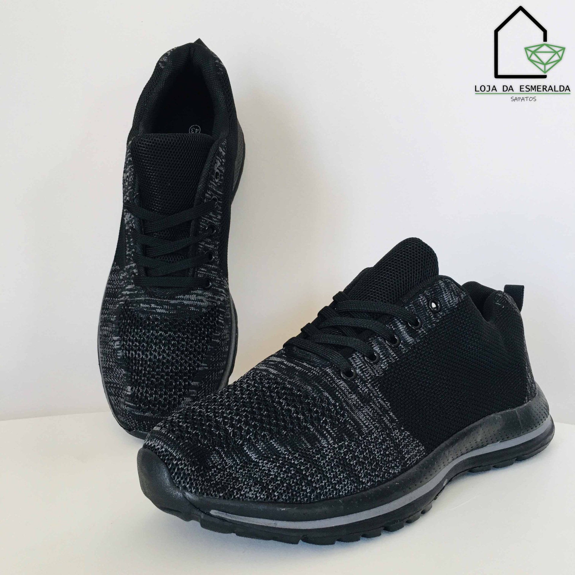 Par de sapatilhas desportivas pretas com detalhes em cinza