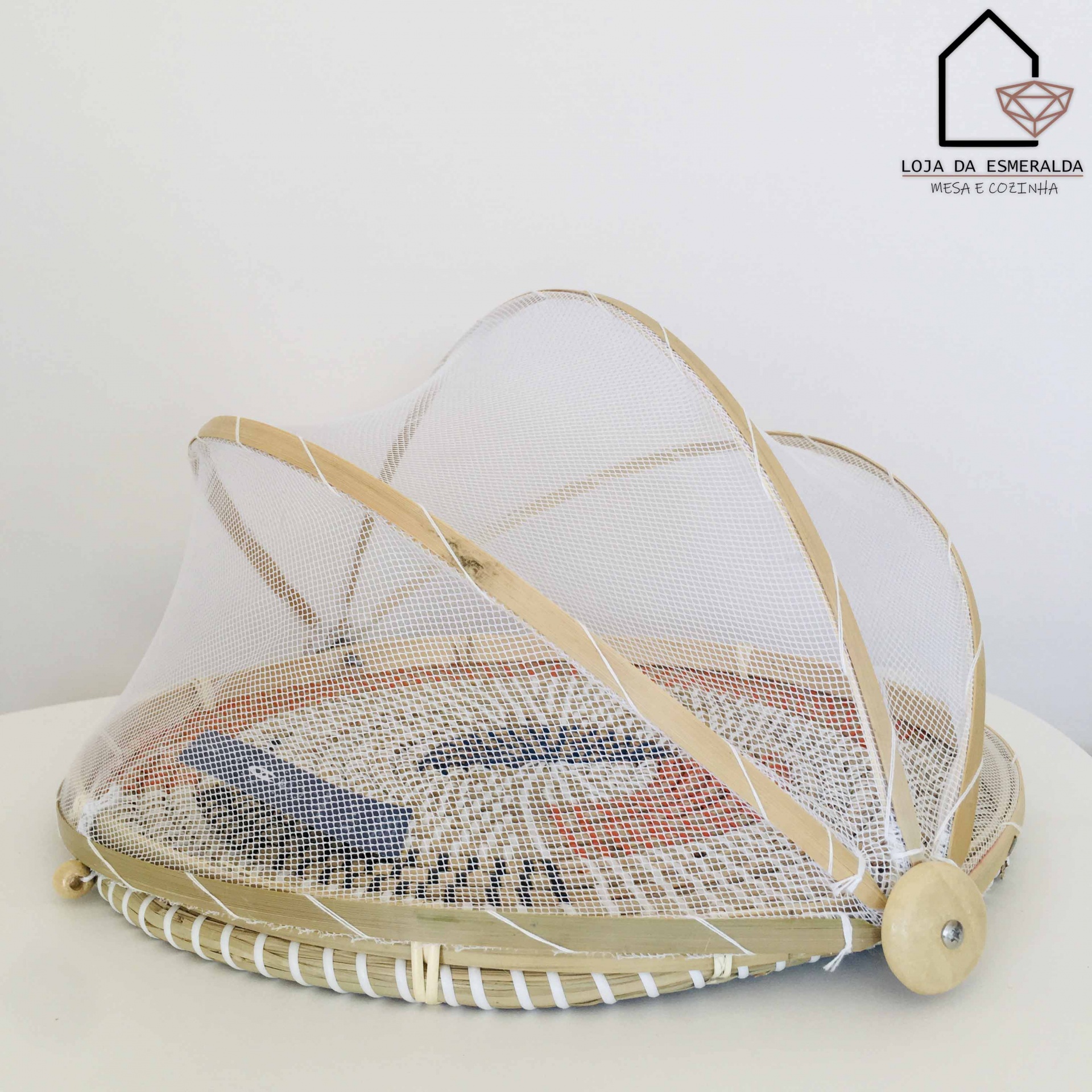 Redoma de proteção para alimentos em bambu com tela branca e estrutura dobrável