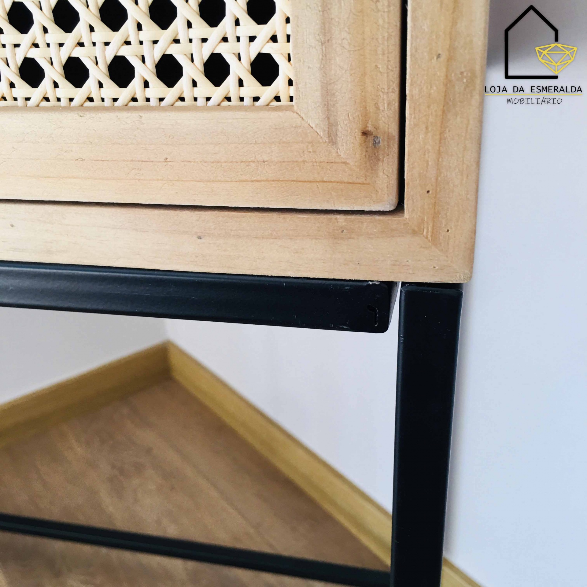 Móvel de madeira com gaveta de palha e pernas pretas em metal