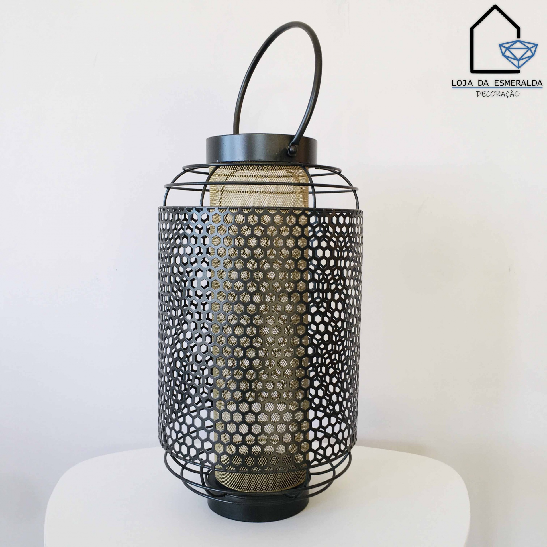 Lanterna decorativa metálica preta com padrão circular e suporte interno bege