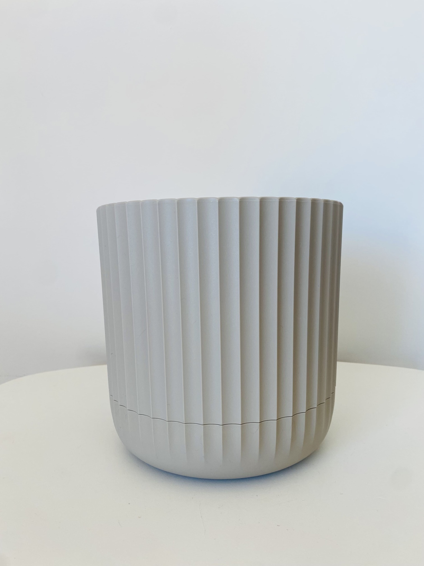 Vaso cinza claro com textura sulcada vertical