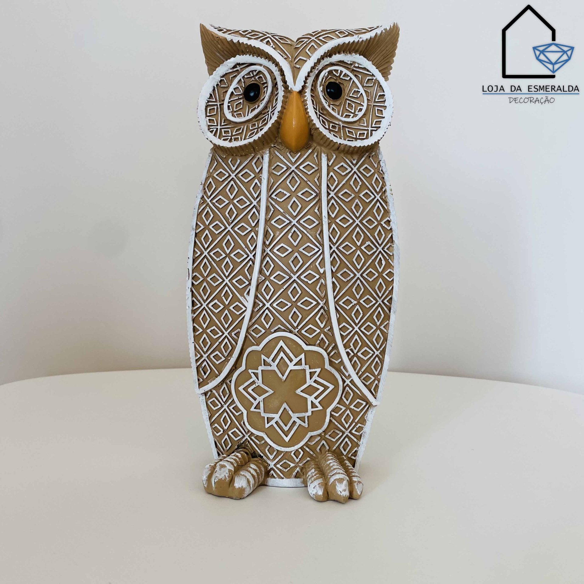 Estátua de coruja decorativa castanha com padrões brancos e bico laranja