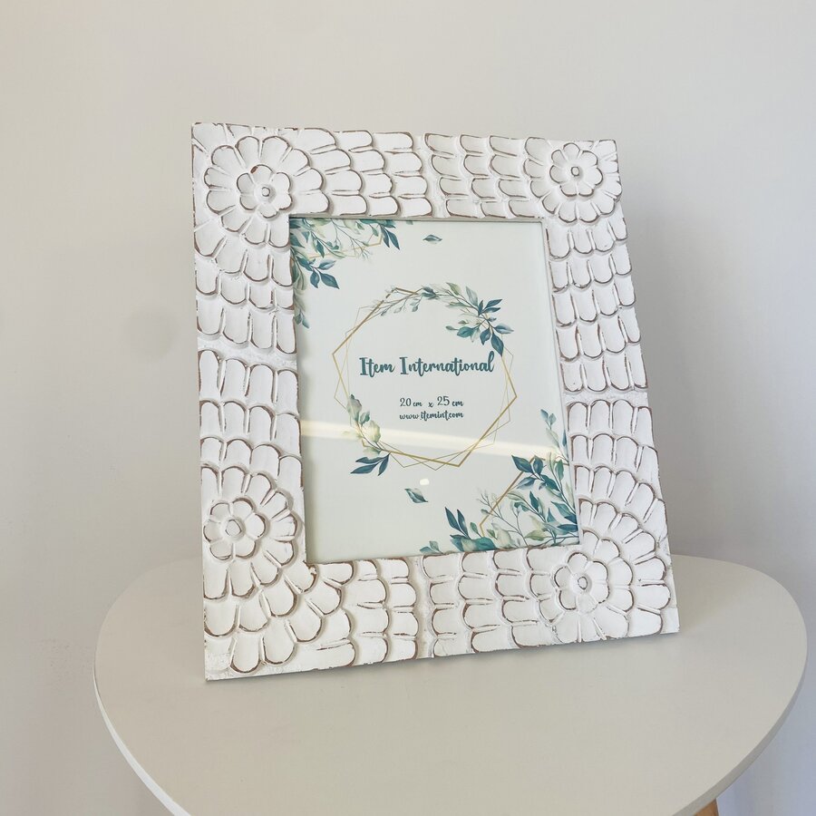 moldura de fotografia branca com padrão em relevo de flores