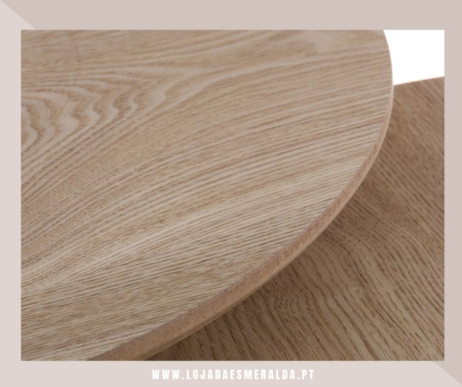 Tábuas redondas de madeira clara com textura natural