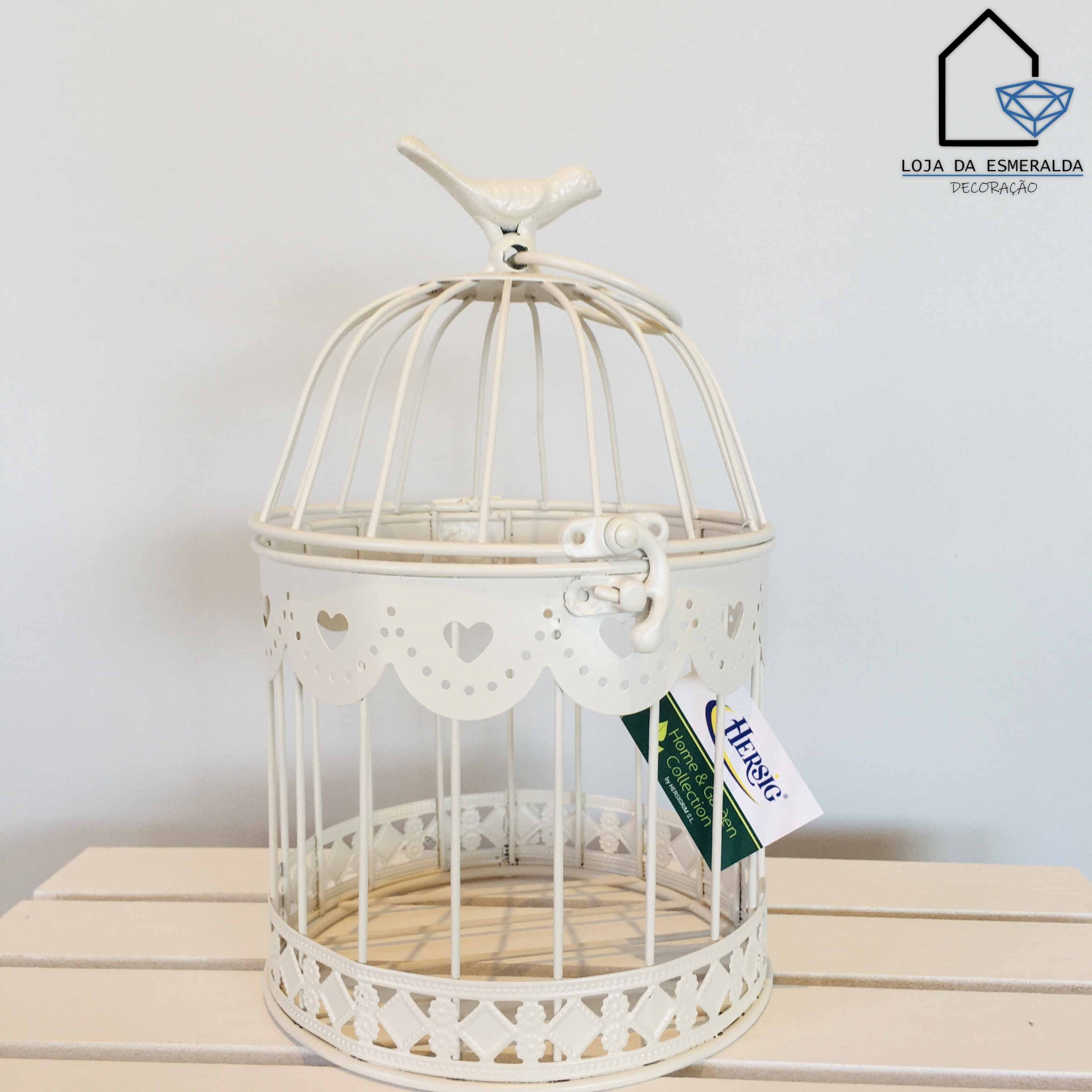Gaiola decorativa branca em metal com formato cilíndrico e detalhes em corações