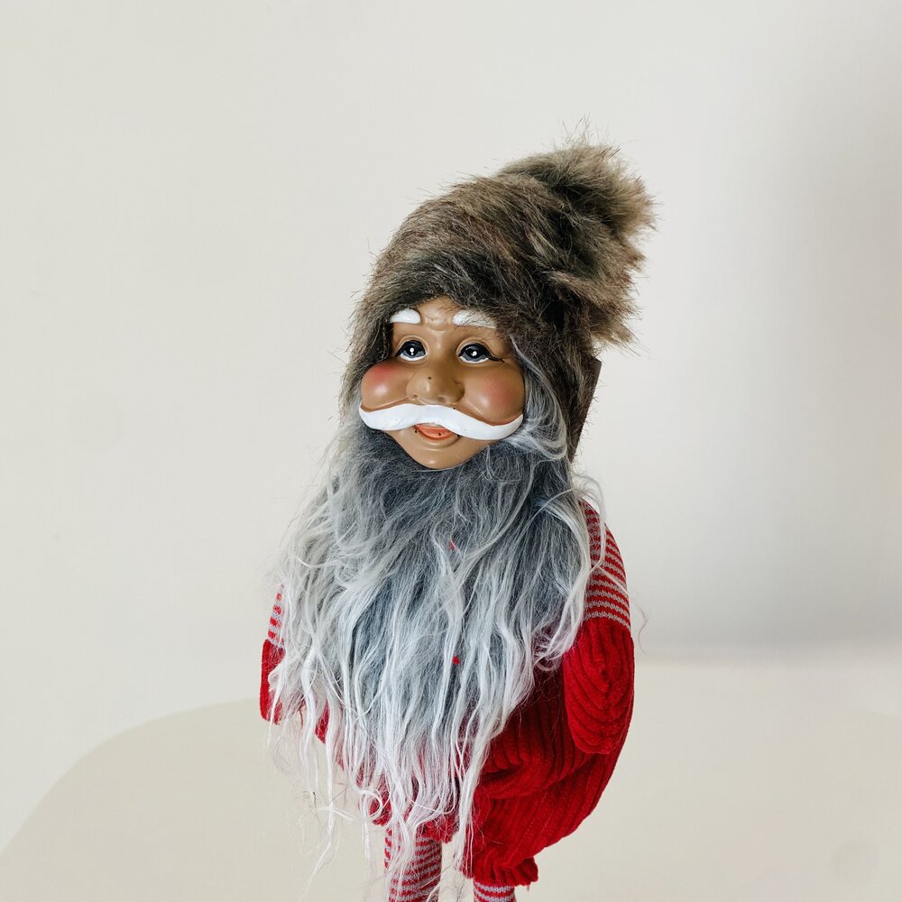 Boneco decorativo com barba longa e chapéu castanho peludo