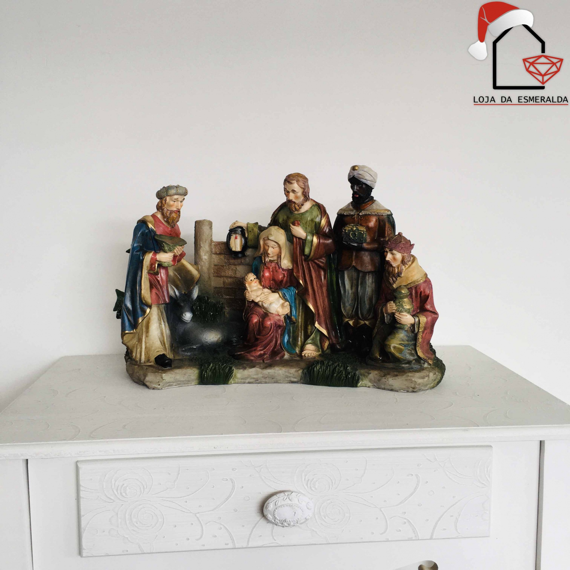 Conjunto de presépio colorido em resina sobre superfície branca