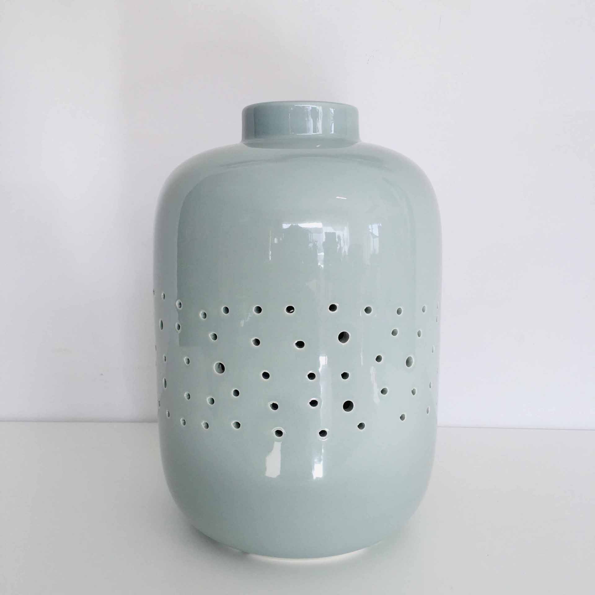 Vaso decorativo azul claro com furos circulares