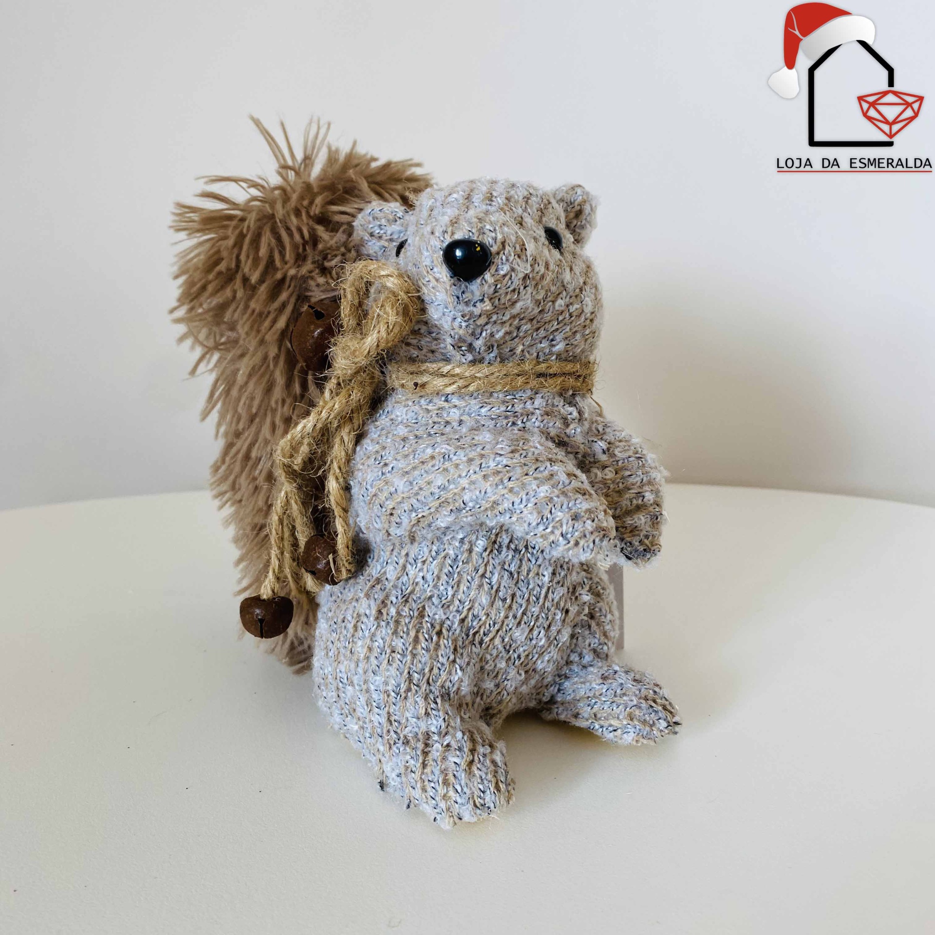 Alfineteiro de esquilo tecido cinzento com detalhes castanhos e olhos pretos, fundo branco, logótipo LOJA DA ESMERALDA