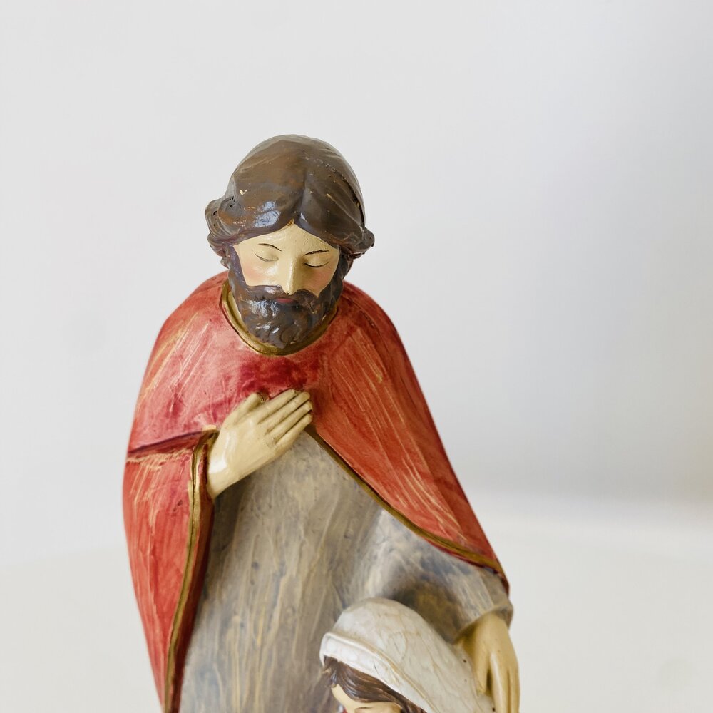 Estátua decorativa religiosa de São José com túnica vermelha e cabelo castanho