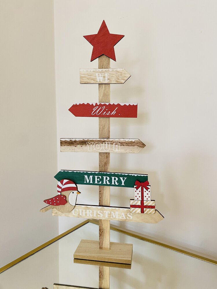 Árvore de Natal decorativa em madeira com textos e enfeites coloridos