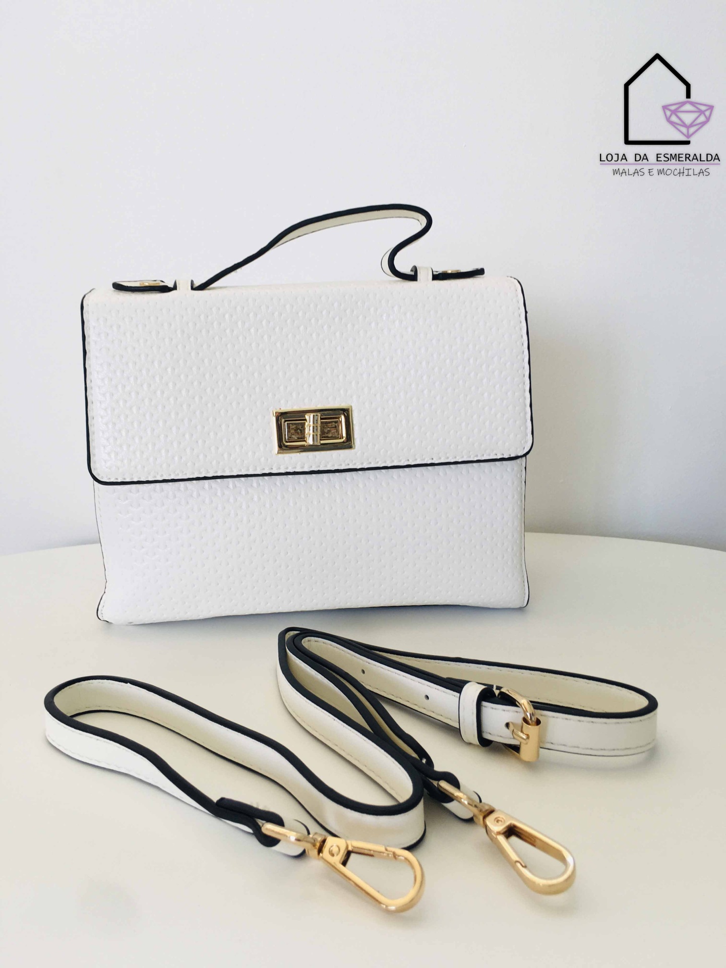 Mala de mão branca texturizada com fecho dourado e duas alças destacáveis