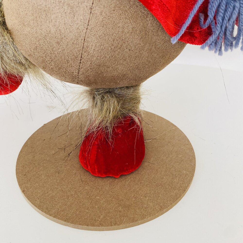 Base redonda de madeira com pata vermelha de peluche