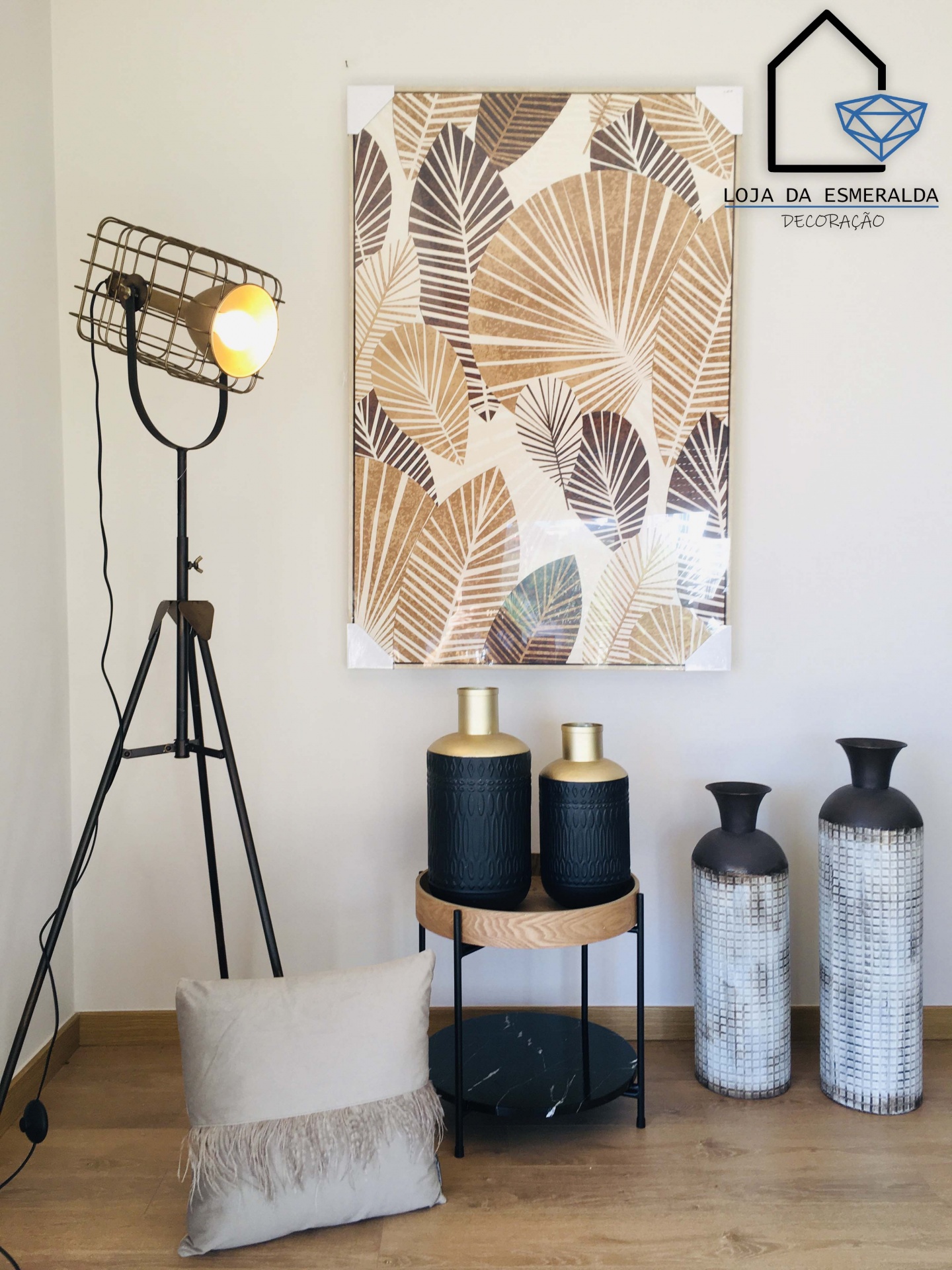 Decoração interior com lâmpada de tripé, almofada, jarras decorativas e quadro abstrato