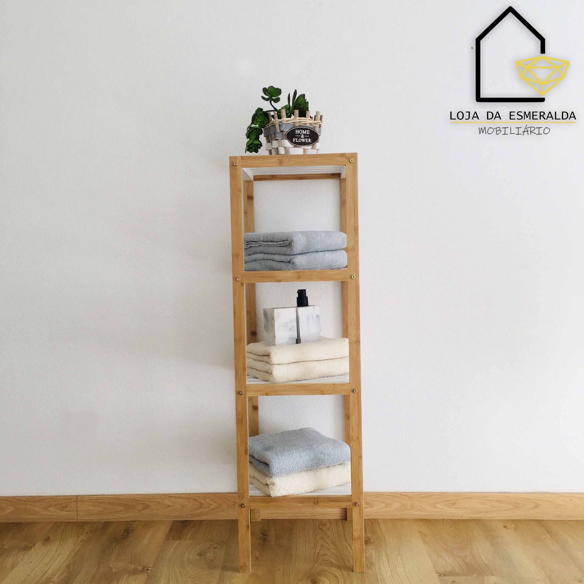 Estante de madeira com toalhas e decoração em ambiente minimalista