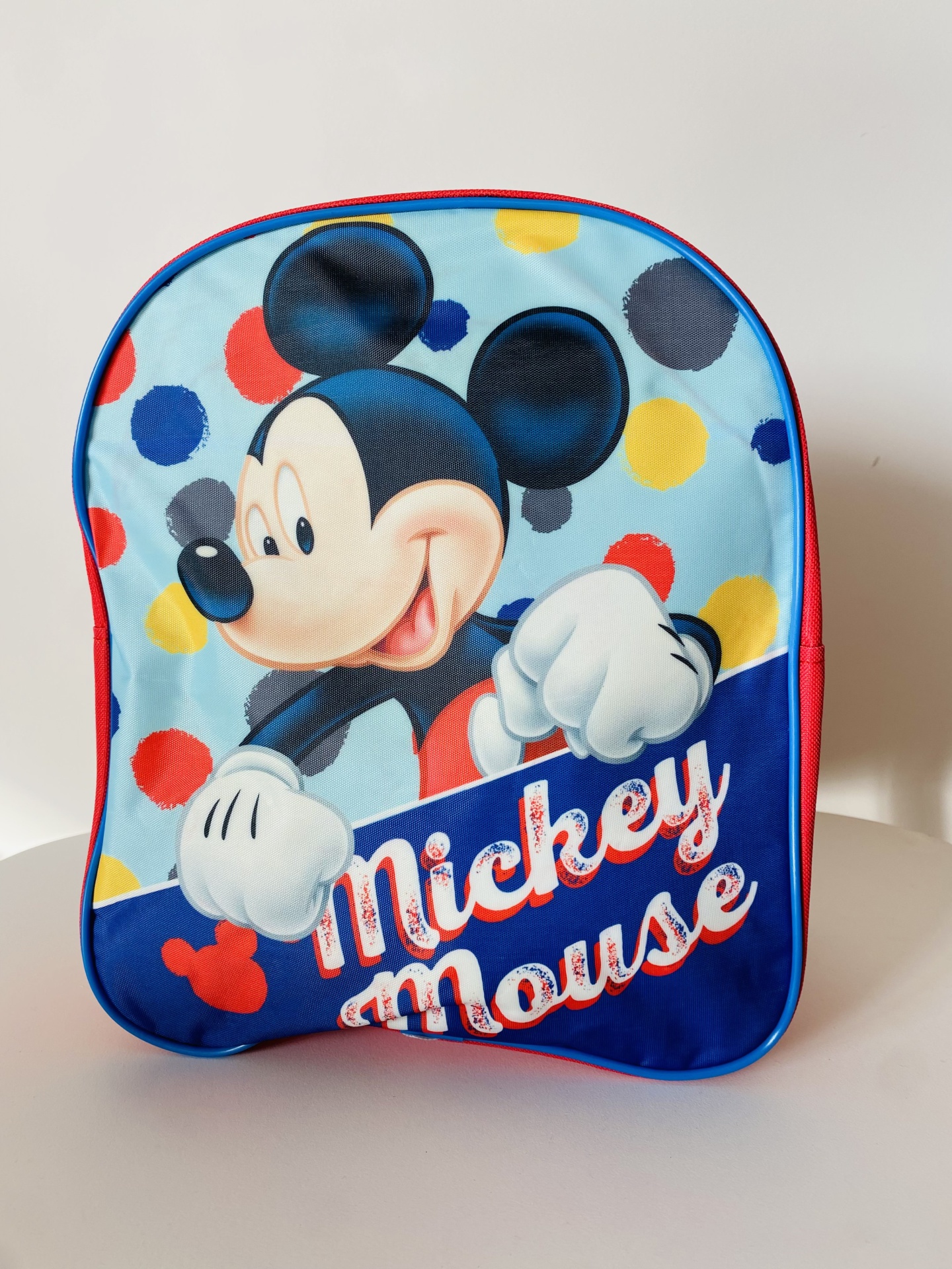 Mochila infantil azul com estampa do Mickey Mouse e texto MICKEY MOUSE
