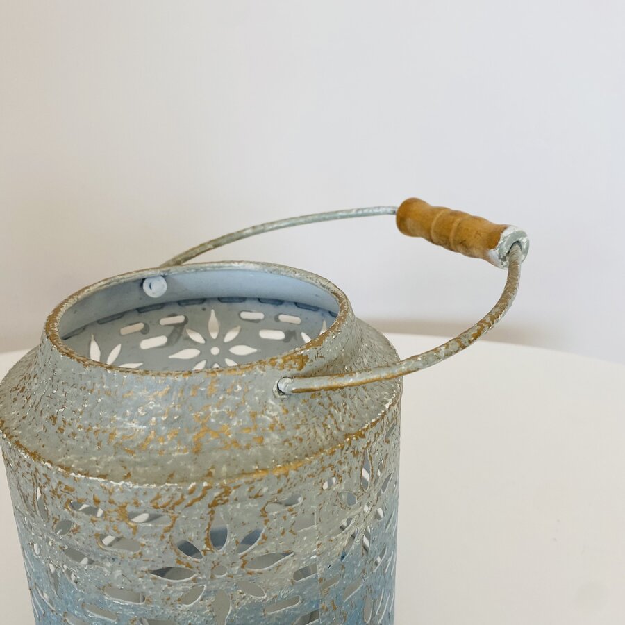 Lanterna decorativa metal cinzento com padrão floral e pega de madeira
