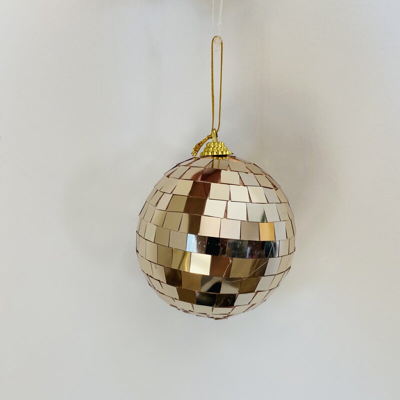 Bola decorativa em espelhos dourados pendurada