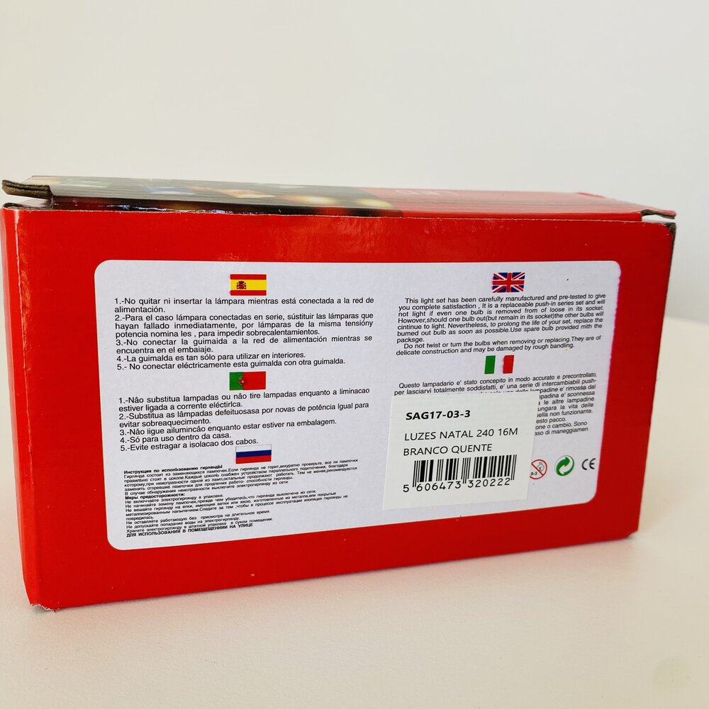 Caixa vermelha de lâmpadas para luzes de Natal com texto e código de barras