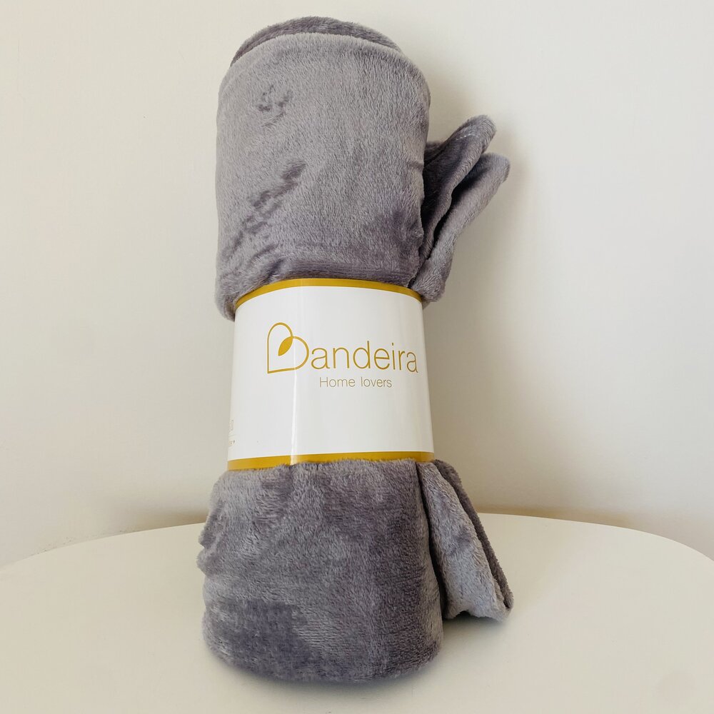 Manta cinzenta macia enrolada com etiqueta Bandeira Home lovers