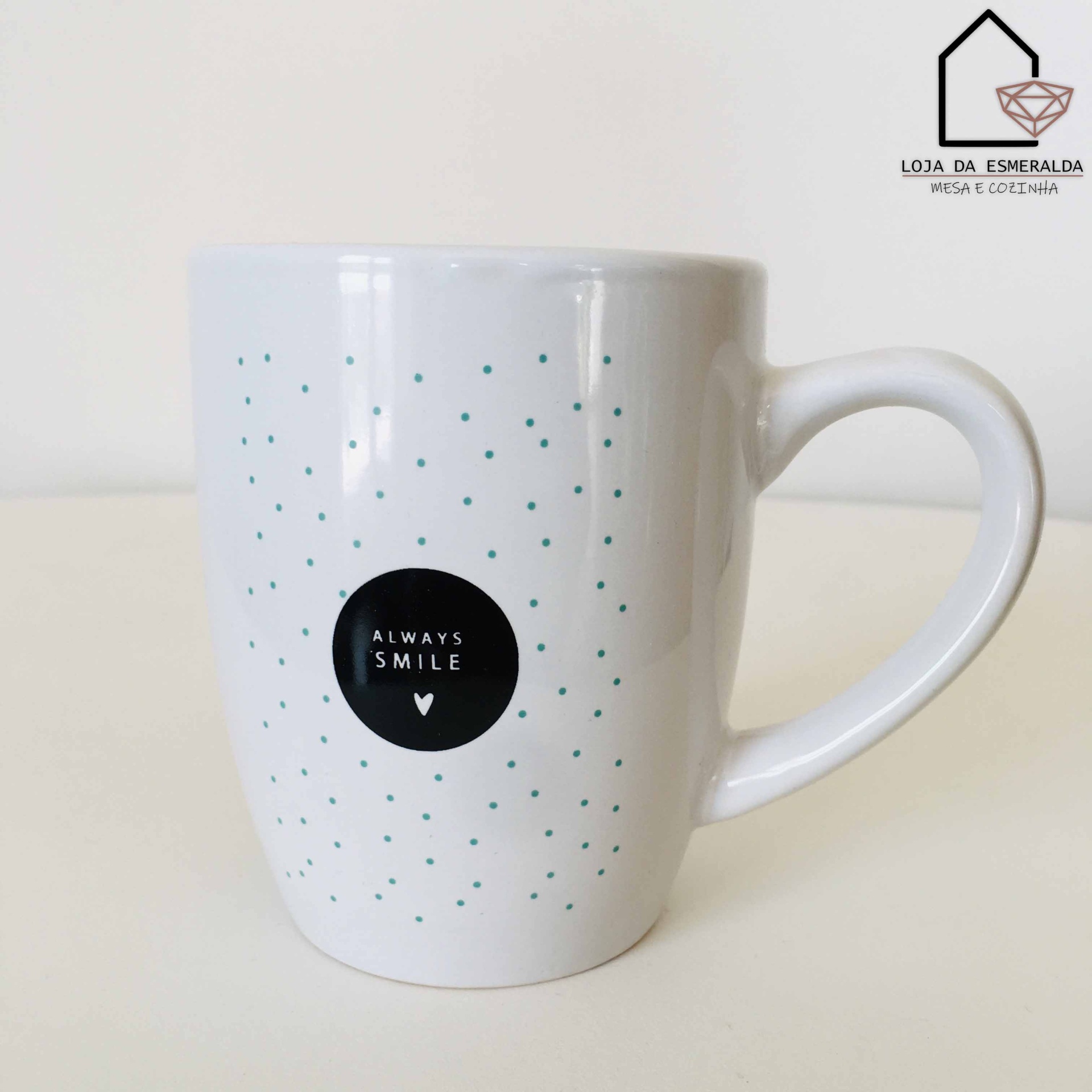 Caneca branca com padrão de pontos verdes e texto 