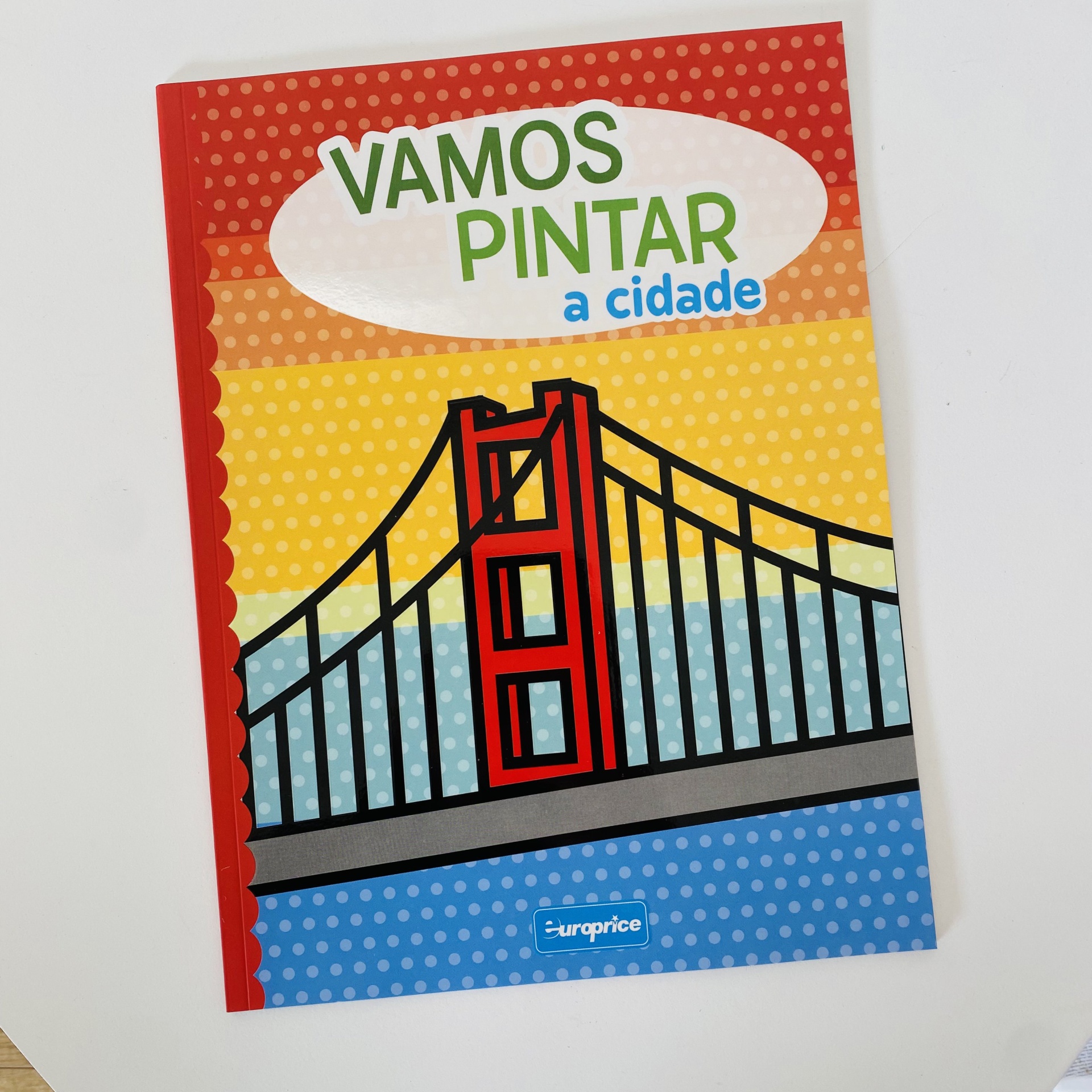 Livro de pintar com capa colorida e desenho de ponte vermelha
