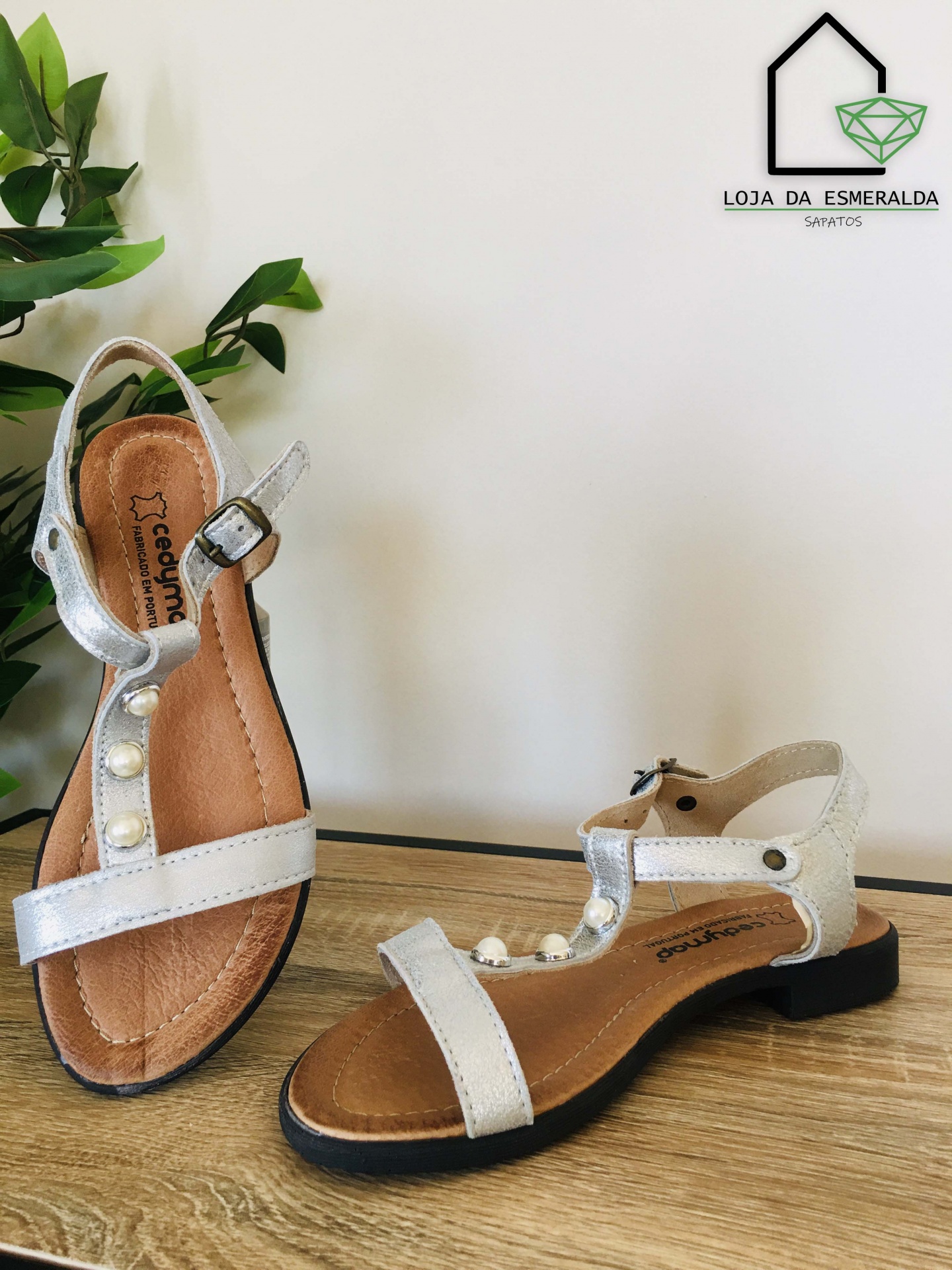 Sandálias femininas brancas com pérolas e sola preta