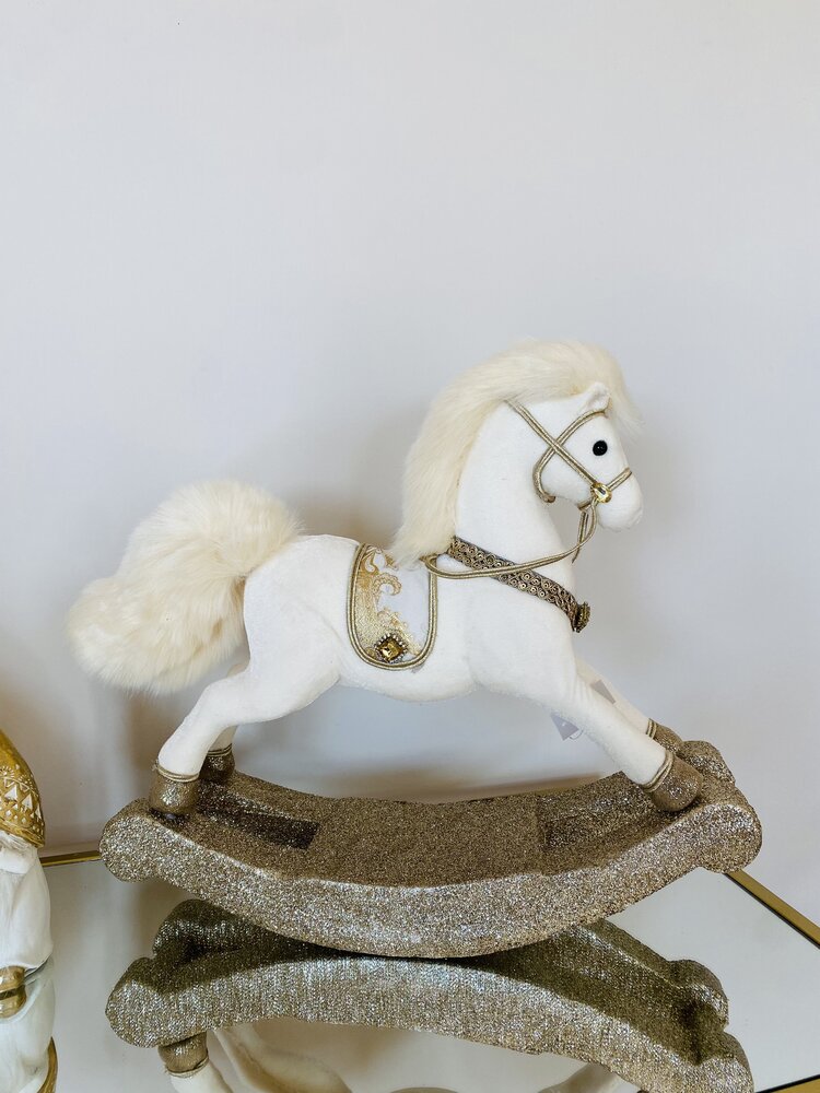 Cavalo de baloiço decorativo branco com detalhes dourados numa base brilhante
