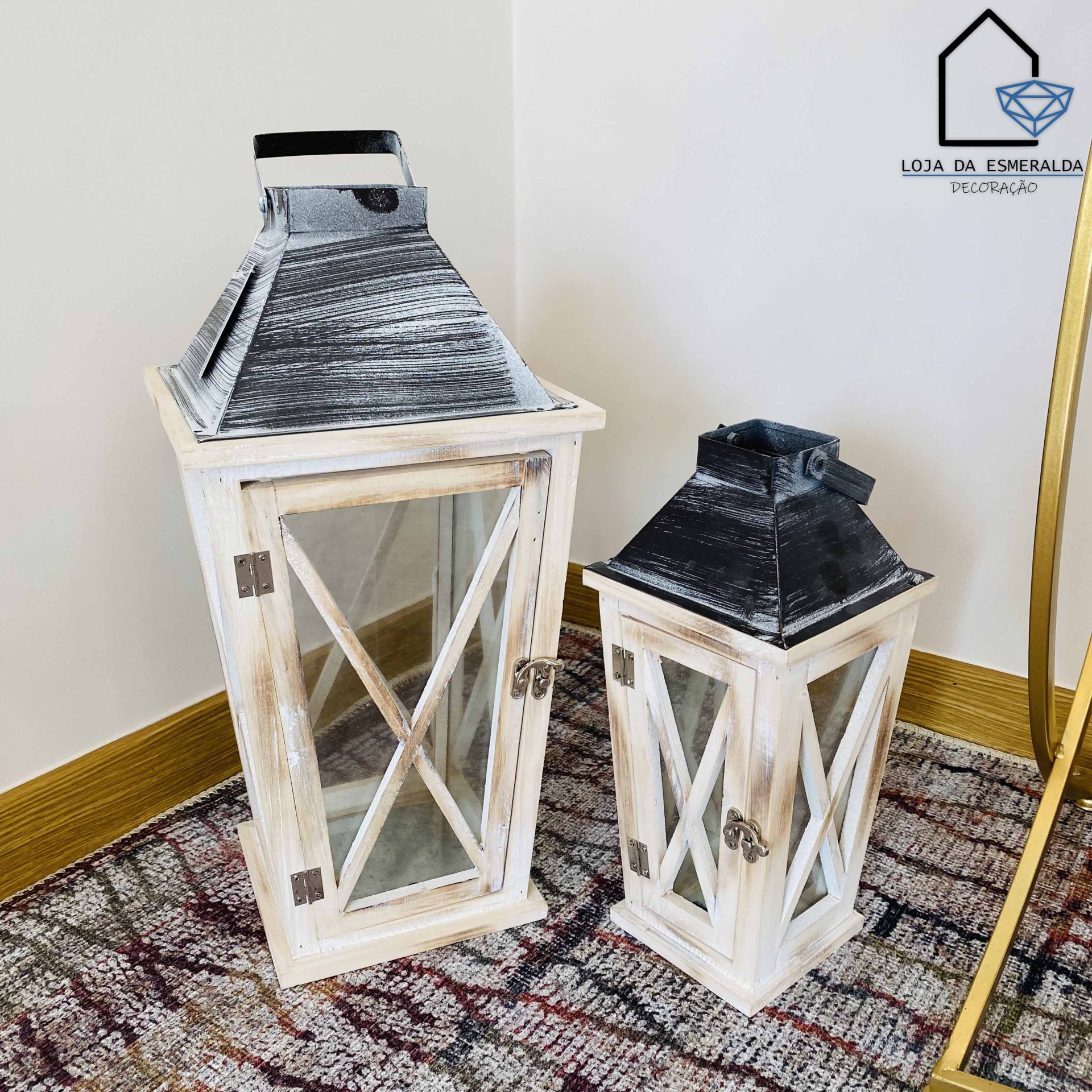 Dois lanternas decorativas de madeira branca com tampas metálicas pretas e vidro