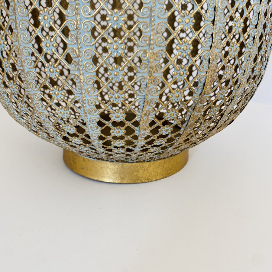 Vaso decorativo em metal azul claro e dourado com padrão perfurado